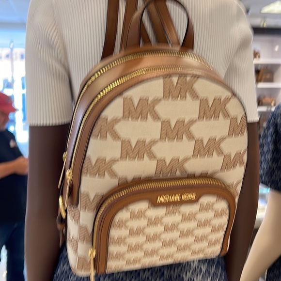 Michael Kors Jaycee Medium Logo Zip Pocket Backpack 

35S3G8TB2J
LUGGAGE - Picture 4 of 16